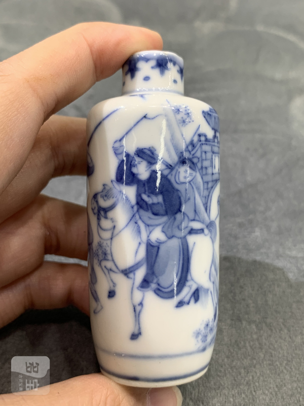 清晚期青花旗开得胜人物故事纹鼻烟壶 - 图3